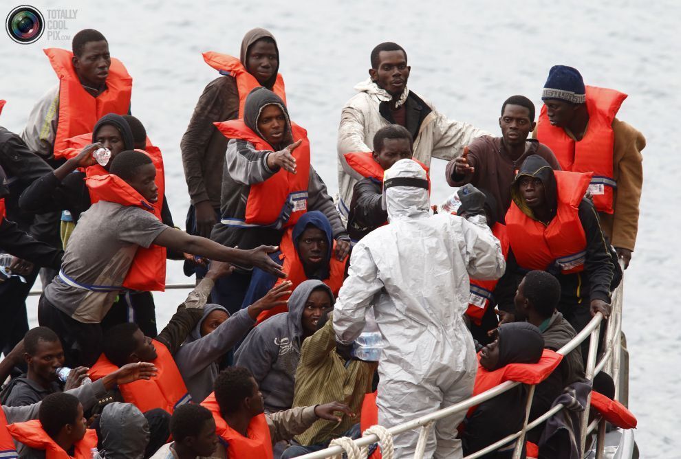Шокирующие фото: нелёгкий путь мигрантов по морю в Европу