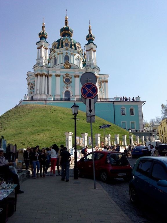 Андреевский спуск в Киеве стал "автотрассой": фотофакт