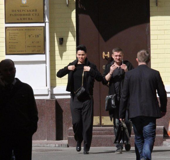 Даша Астафьева без макияжа час просидела в очереди в Печерском суде