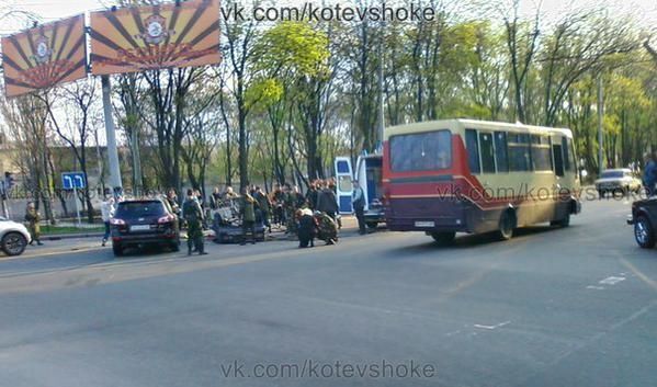 В Донецке пьяный террорист устроил ДТП и прострелил водителю ногу: фотофакт