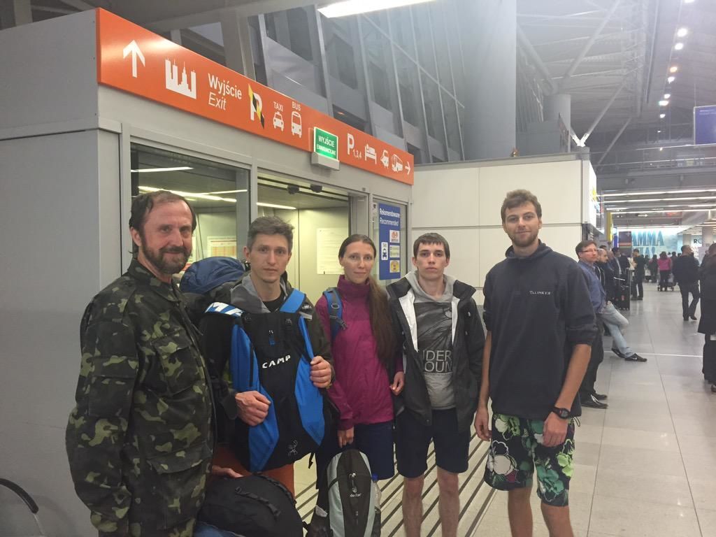Польский самолет эвакуировал из Непала пятерых украинцев: фотофакт