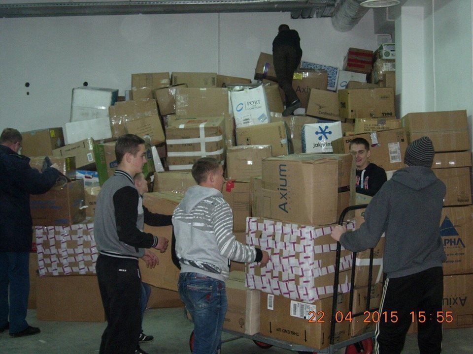 Волонтеры из США передали гуманитарку для беженцев с востока: фотофакт