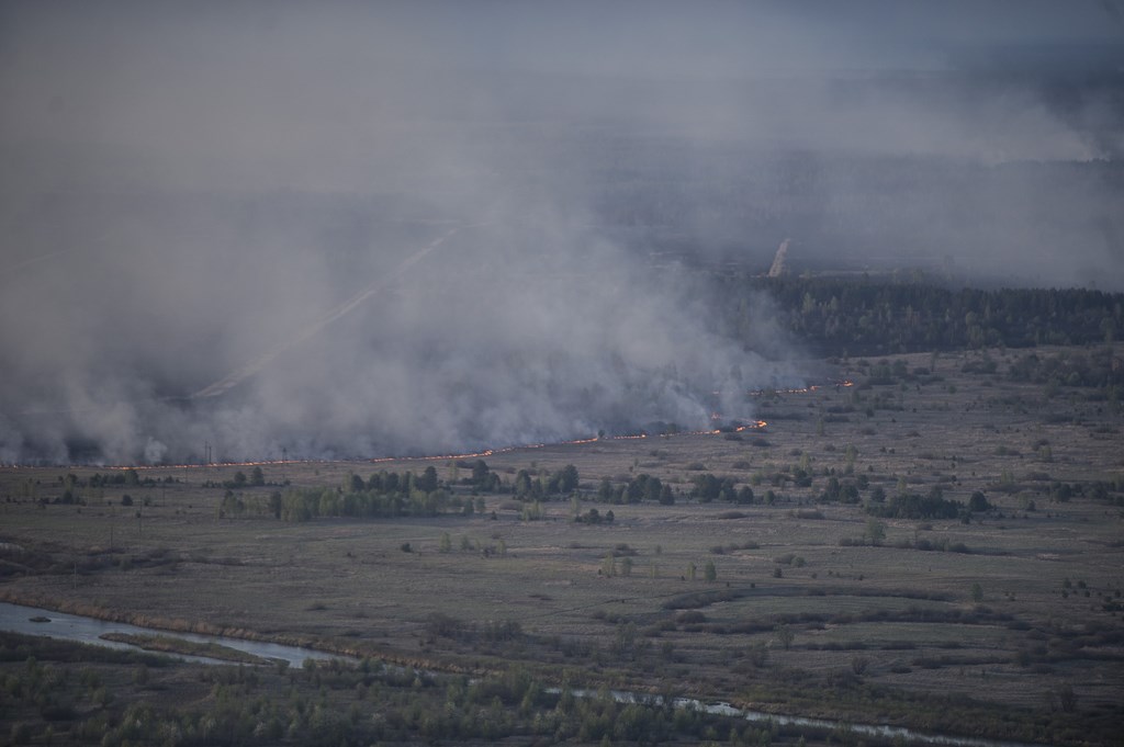 Названы вероятные причины пожара вблизи ЧАЭС: фото и видео с места ЧП