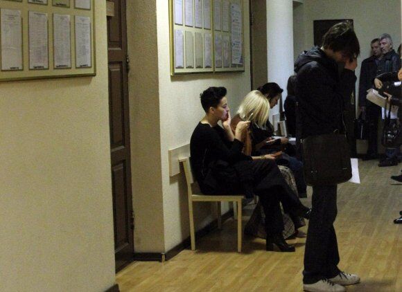 Даша Астафьева без макияжа час просидела в очереди в Печерском суде