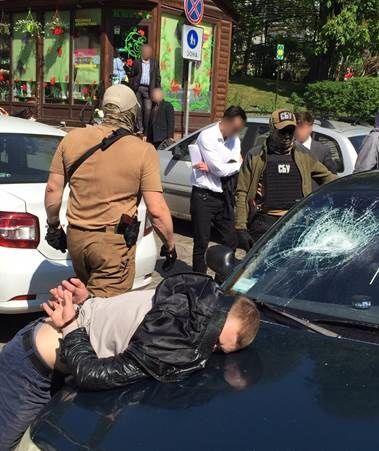 В центре Киева СБУ задержала следователей-взяточников
