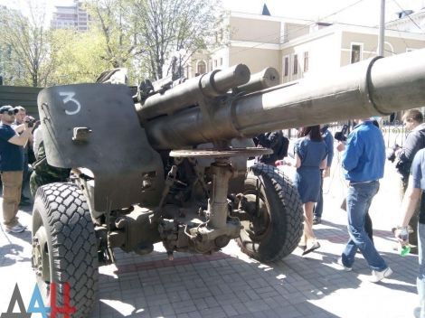 Террористы вытащат на "парад" в Донецке небоеспособную технику: опубликованы фото