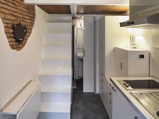 Самый маленький дом Италии: дизайнер превратил крошечное жилье в стильную квартиру 