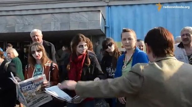 В Киеве "зомби" читали газету "Вести": видеофакт