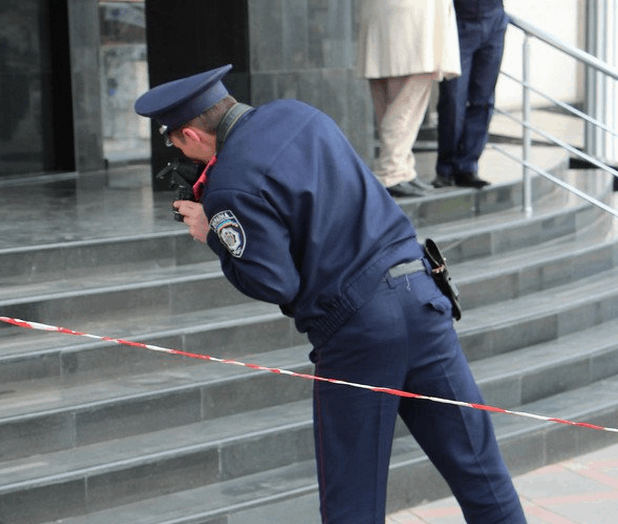 В Николаеве возле банка расстреляли женщину и украли 7 млн грн: фото и видео с места событий