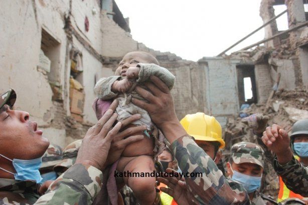 Чудесное спасение в Непале: живого младенца достали из-под руин, фотофакт