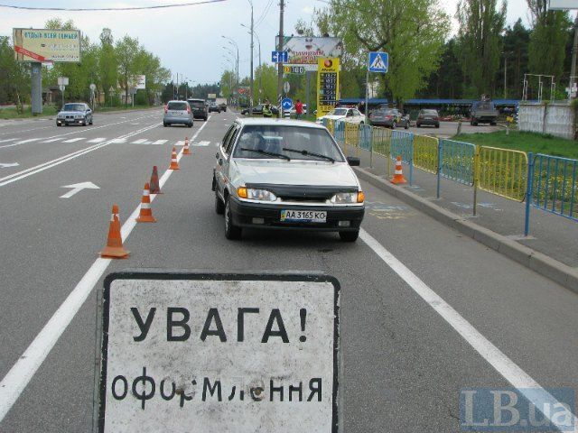 В Киеве ВАЗ на полном ходу сбил ребенка на "зебре"