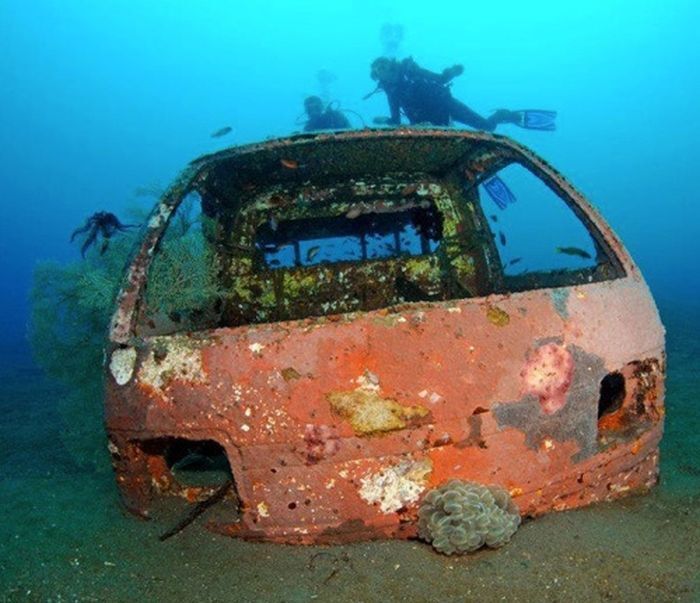 Как выглядят затонувшие автомобили: впечатляющая фотоподборка
