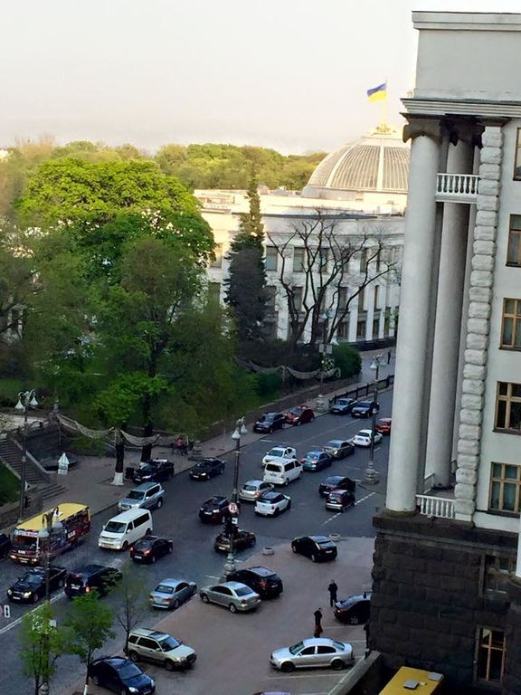 В Киеве возле Рады водители паркуются "как овцы": фотофакт
