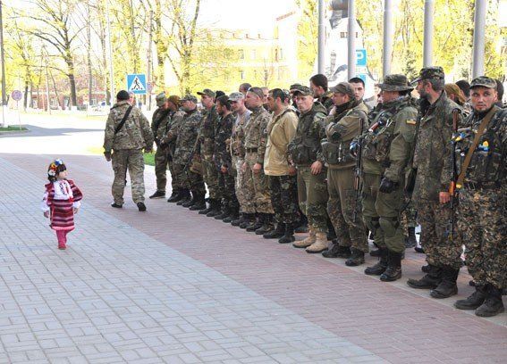 "Генерал" в юбке: фото маленькой Дианки-полтавки с бойцами АТО сделали ее знаменитой