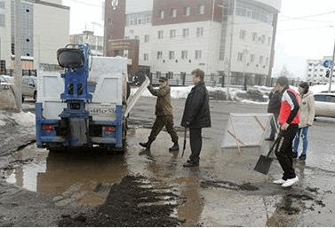 Российское ноу-хау: ямы на дорогах ремонтируют фанерой