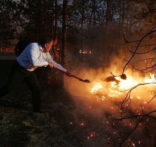 Ющенко и Шуфрич тушат пожары красивей, чем Яценюк и Шкиряк: фотофакт