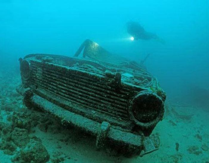 Как выглядят затонувшие автомобили: впечатляющая фотоподборка