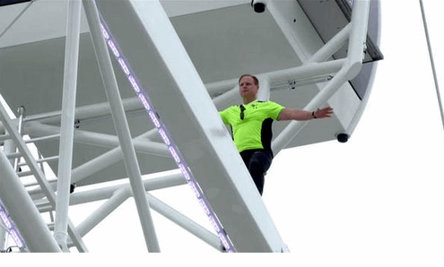 Сердце в пятки: канатоходец покорил 122-метровое колесо обозрения в США