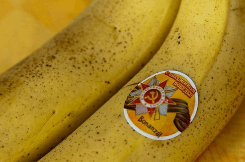 "Бананывоевали": как "креативные" россияне используют георгиевскую ленту – странные фото