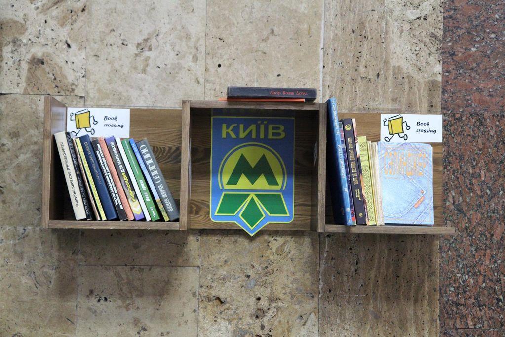 В киевском метро появились полки с книгами: фотофакт