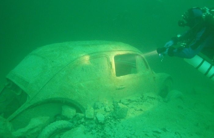 Як виглядають затонулі автомобілі: вражаюча фотодобірка