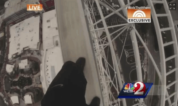 Сердце в пятки: канатоходец покорил 122-метровое колесо обозрения в США