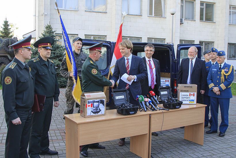 Канада передала Нацгвардии полсотни приборов ночного видения: фотофакт