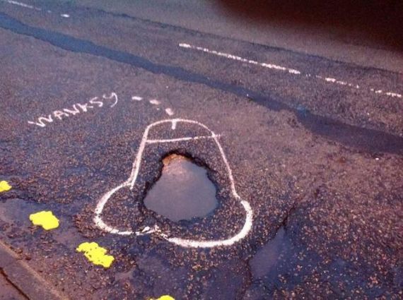 Британський художник бореться з ямами на дорогах за допомогою вульгарних малюнків