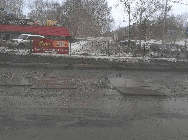 Российское ноу-хау: ямы на дорогах ремонтируют фанерой