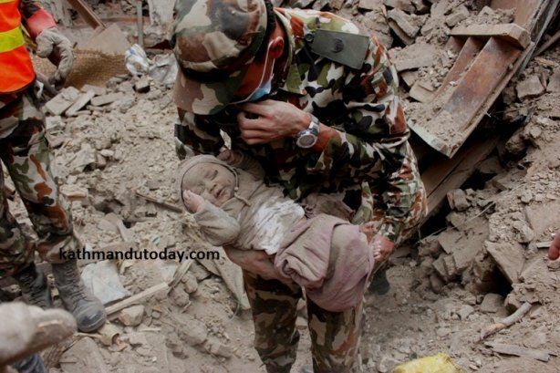 Чудесное спасение в Непале: живого младенца достали из-под руин, фотофакт