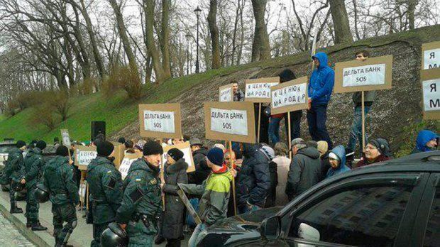 Під Кабміном підпалили шини - один протестуючий затриманий: фотозвіт