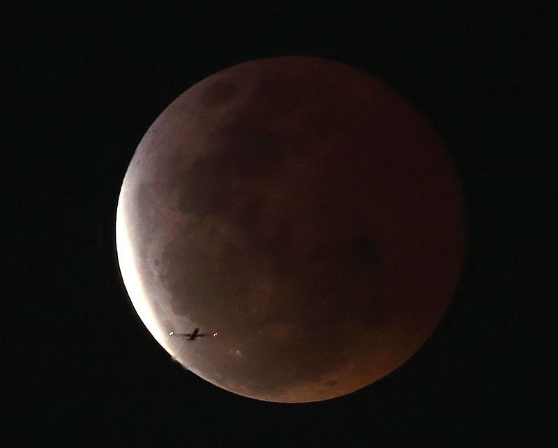 Мир увидел "кровавое" лунное затмение. Фото, видео