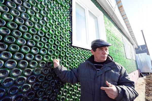Россиянин построил себе дом из 12 тысяч бутылок шампанского