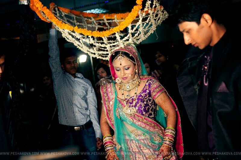 Как роскошно отмечают свадьбу в Индии: яркие фото