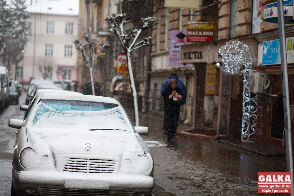 На запад Украины вернулась зима: сказочные фото заснеженных Львова и Ивано-Франковска 