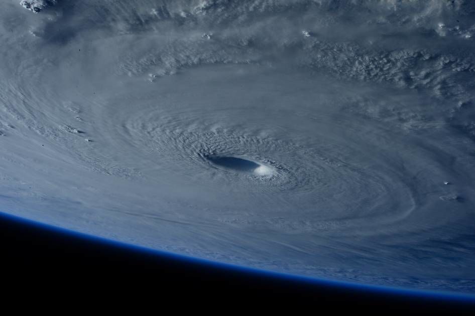 НАСА засняло с МКС, как в океане бушует супертайфун: опубликовано фото