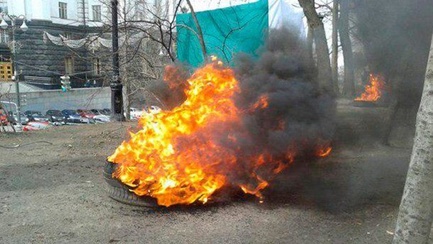 Под Кабмином подожгли шины - трое протестующих задержаны: фотоотчет