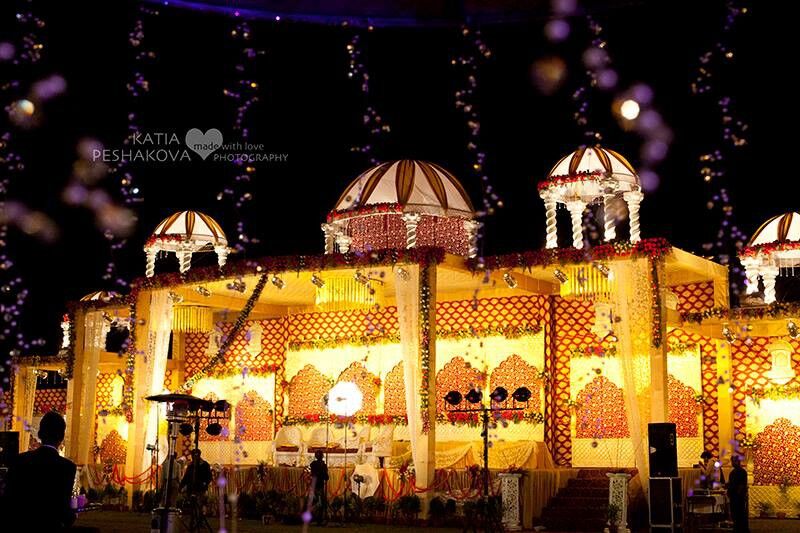 Как роскошно отмечают свадьбу в Индии: яркие фото