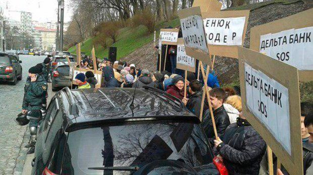 Під Кабміном підпалили шини - один протестуючий затриманий: фотозвіт