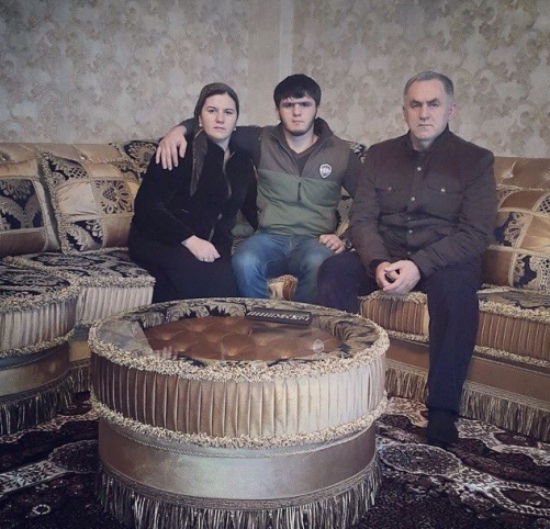 Чеченська полонянка: Кадирова закликали врятувати дівчину від домагань престарілого силовика