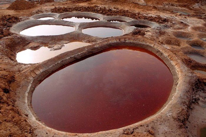 Необычная добыча соли из глиняных прудов в Нигере