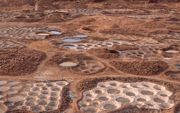 Необычная добыча соли из глиняных прудов в Нигере