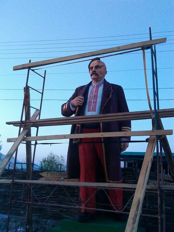 Легким движением руки в Черкассах Ленин-охотник превратился в казака: фотофакт