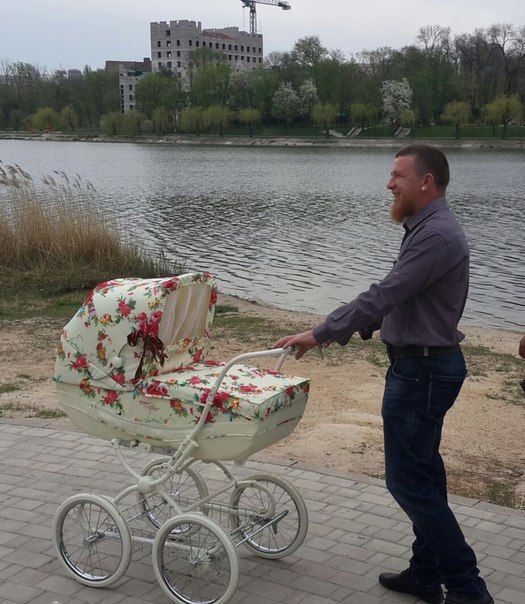 Сімейні радості терориста: "Моторола" показав фото з новонародженою дочкою