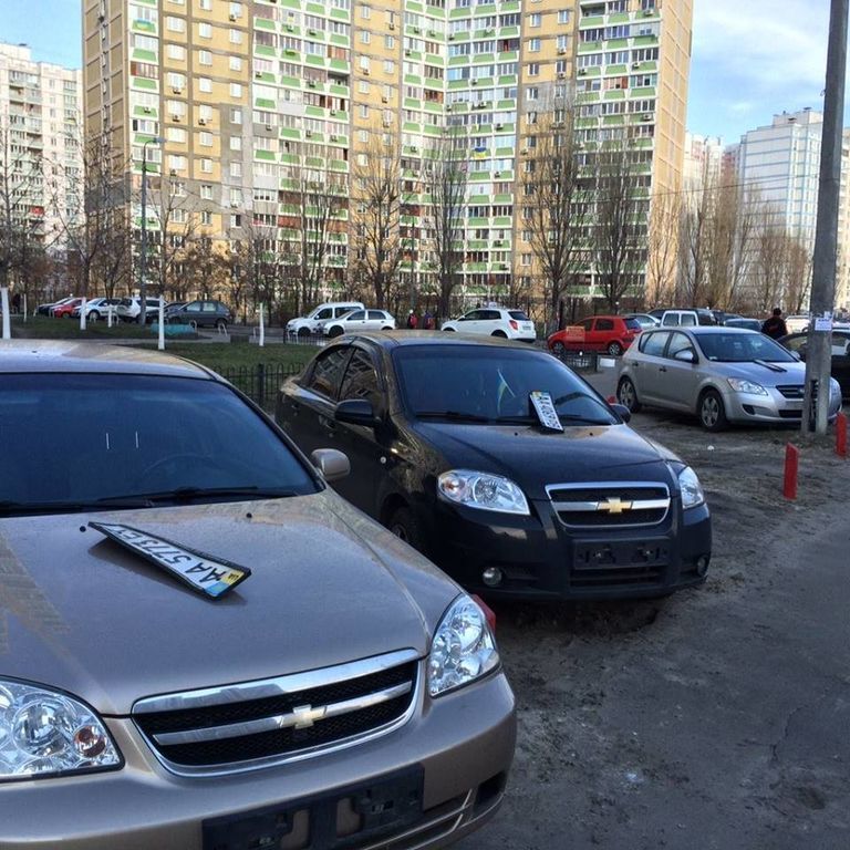"Герой парковки": в Киеве водителям-нарушителям срывают номера
