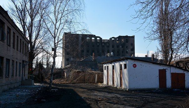 "Здесь жЫвут": опубликованы фото из разрушенного Дебальцево