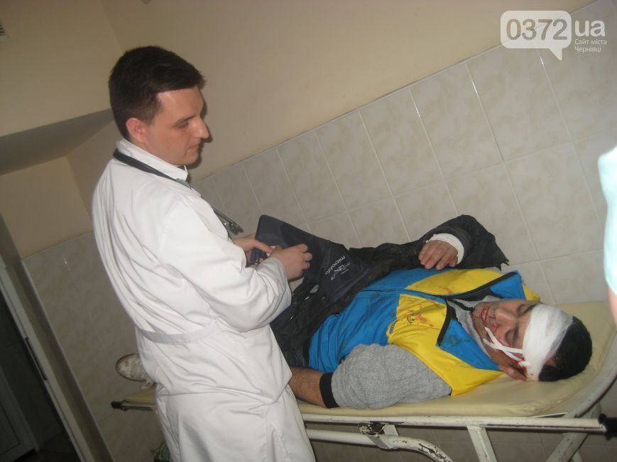 В Черновцах жестоко избили экс-депутата облсовета: фото с места событий