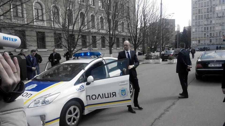 Яценюк и Аваков разъезжали по Киеву на полицейской машине: фотофакт