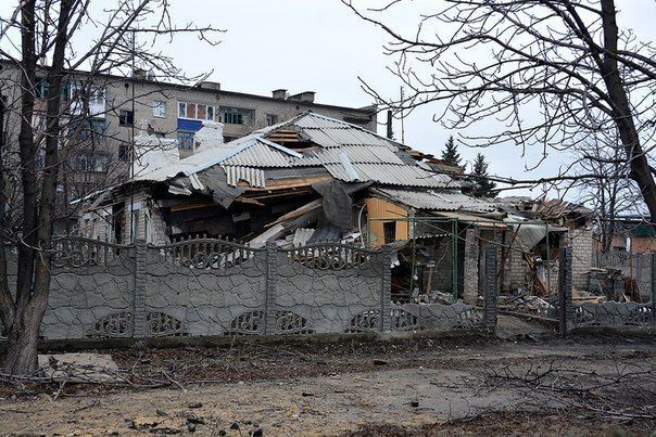 "Здесь жЫвут": опубликованы фото из разрушенного Дебальцево
