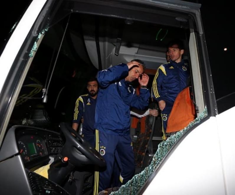 В Турции обстреляли автобус с футболистами топ-команды: фотофакт